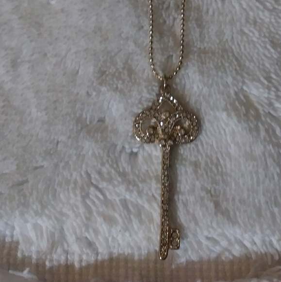 Beautiful Gold Plated Crystal Key Necklace🌷 - Picture 2 of 4